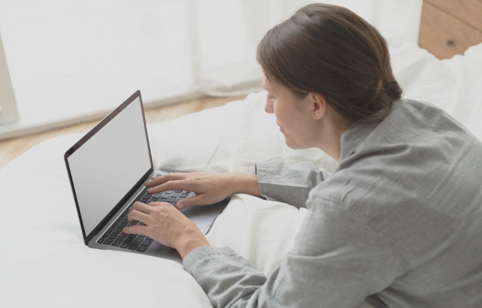 Séance de formation interactive avec participants travaillant en groupe sur des analyses budgétaires