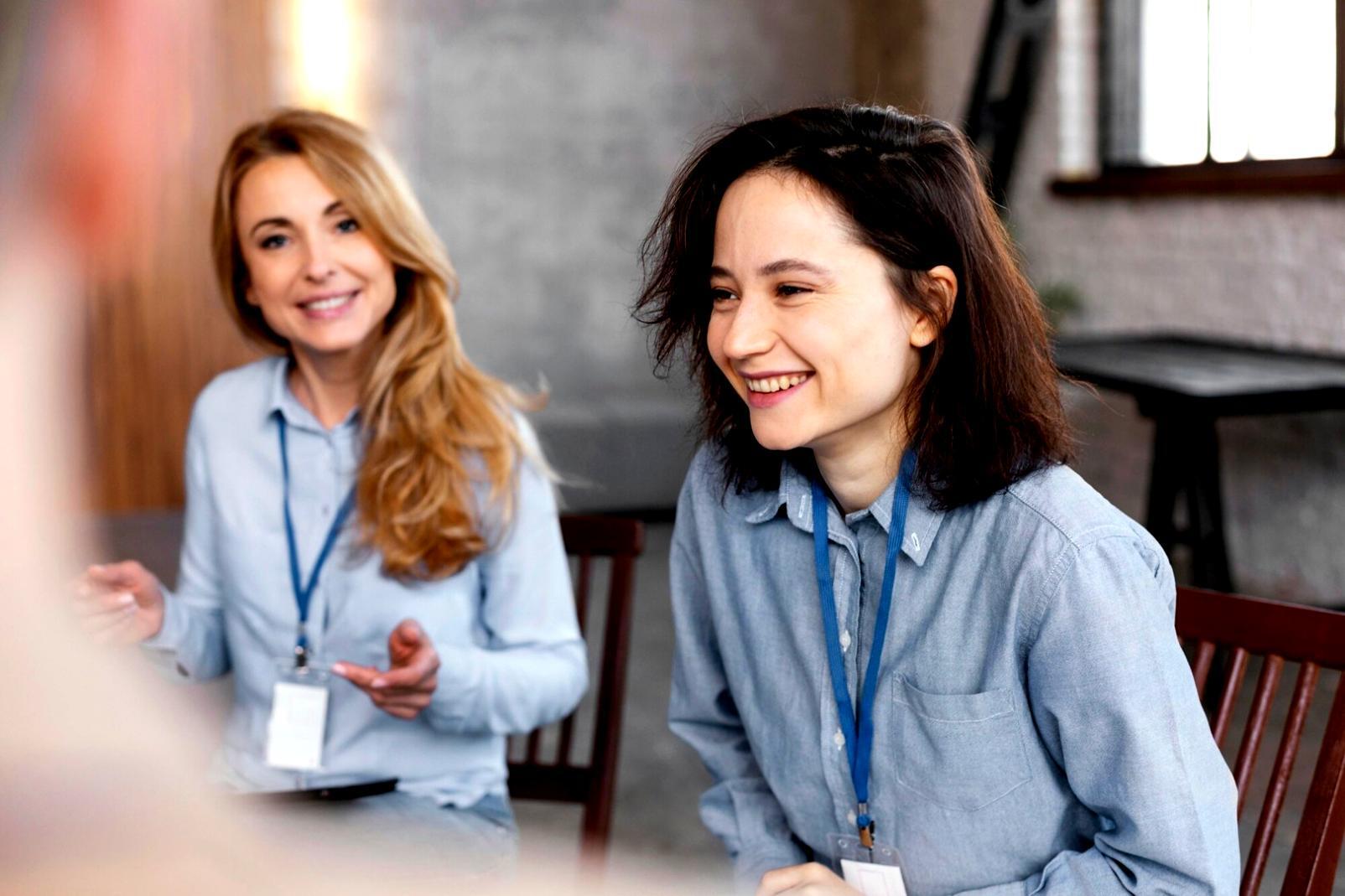 Équipe analysant des données financières sur écrans multiples